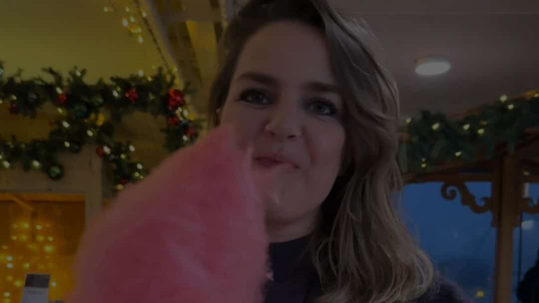 Orientierung Frau isst Zuckerwatte